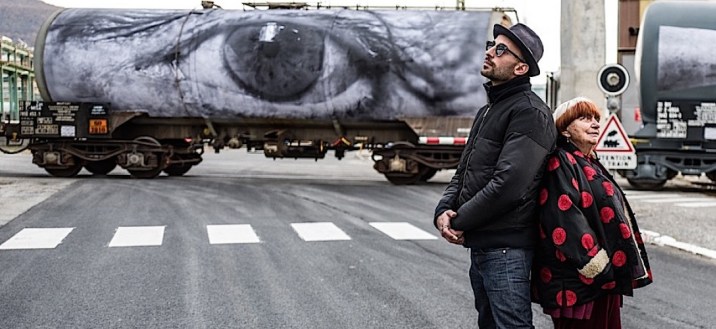 visages_villages_-_usine_arkema_-_avjr_dos_a_dos_camion_collage_oeil_av